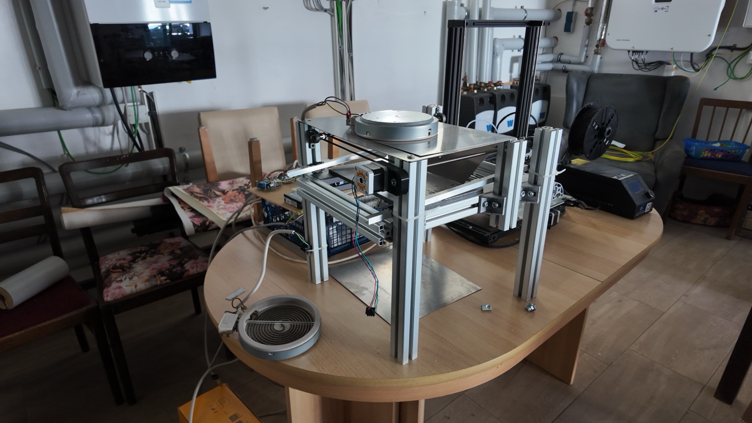 Früher Prototyp aus Aluminiumprofilen mit Motor und mechanischem Aufbau