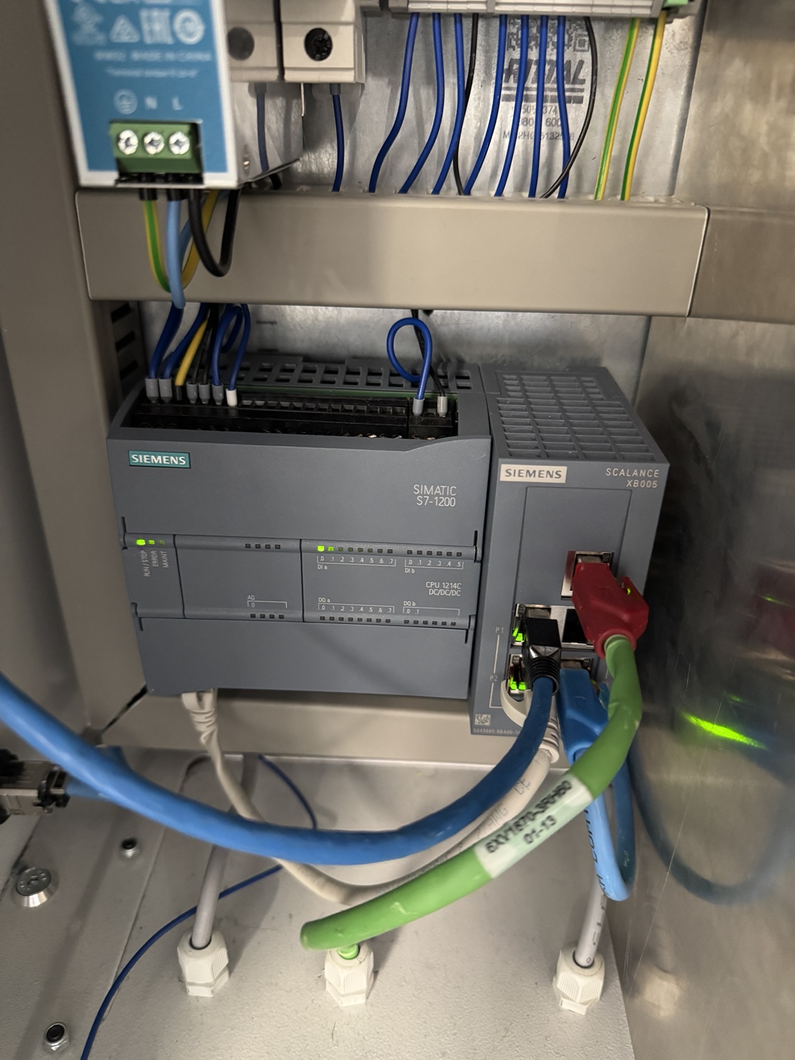 Beispiel einer industriellen SPS-Steuerung vom Typ Siemens S7-1200