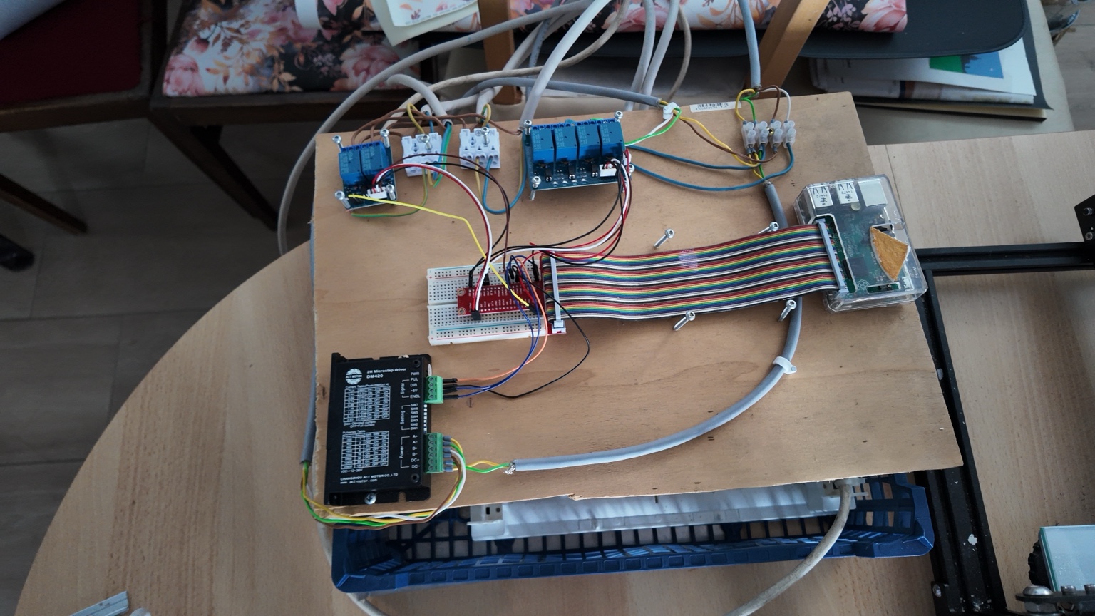 Früher Elektronikaufbau mit Relais und Motortreiber